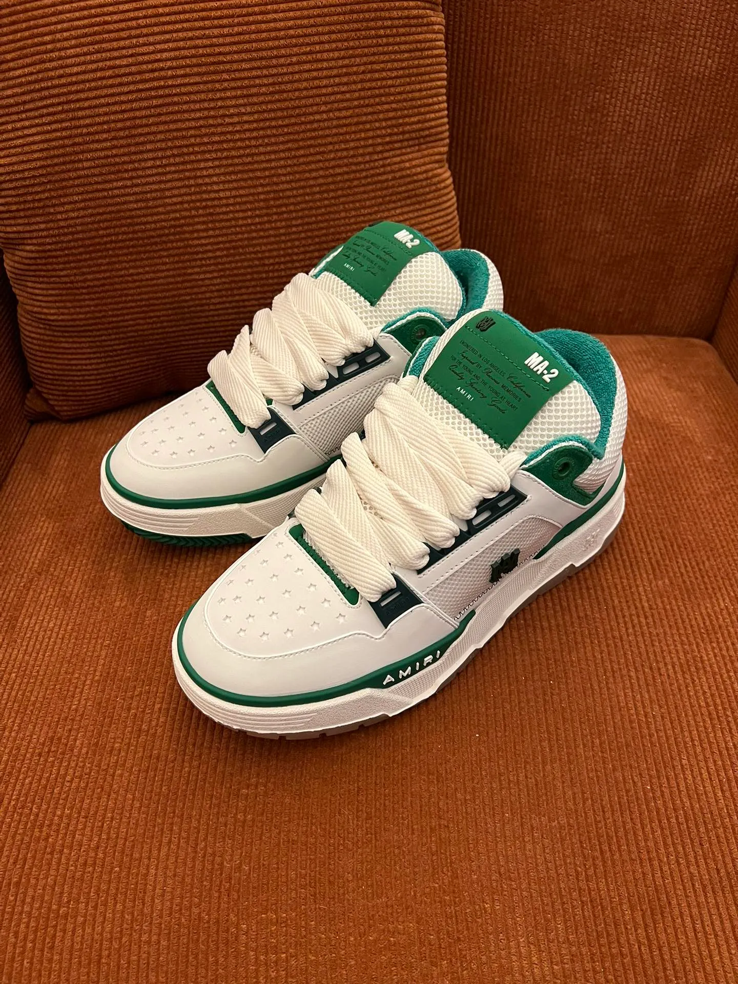 p620💰Men's shoes Amiri Emile's 2023 spring and summer new MA-1 bread shoes, couple models, casual sports shoes, sneakers Amiri gave up the rock punk style in the new season and used a large number of unsaturated colors, Morandi tones, whether you see or wear them, it will make people very happy. The large tongue of the bread shoes continues, shortens the length of the shoe body, thickens the midsole, and the toe part is more rounded. Amiri's brand letters and MA logo appear on the side of the shoe. Fabric: Original customized imported first-layer cowhide + mesh. Lining: Original customized breathable towel lining. Outsole. Foam combination material. Bottom thickness: 4CM. Size: Men's 39-45